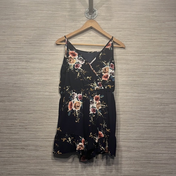 Collection of 5 Rompers, various brands all size Medium - Picture 4 of 6